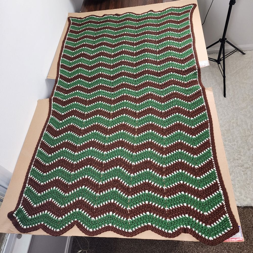 Handmade Crochet Throw Blanket Green Brown White Chevron Zigzag Scalloped Retro - Picture 16 of 16